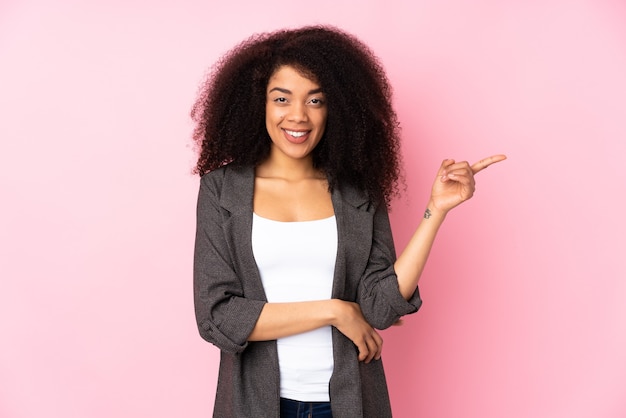 Giovane donna afro-americana che punta il dito di lato