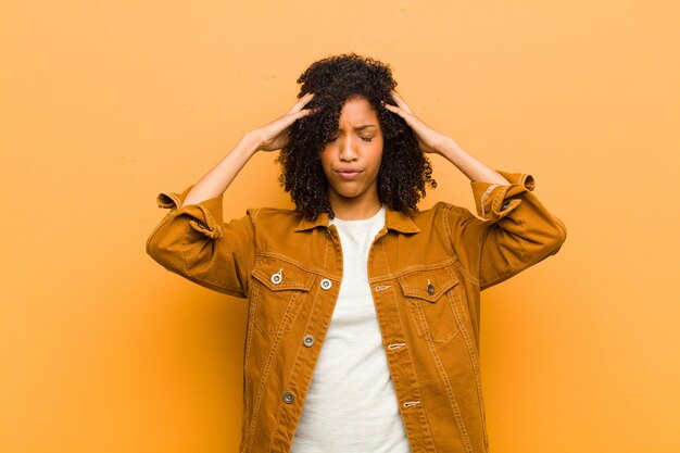 giovane donna afro-americana in posa mentre esprime lo stress