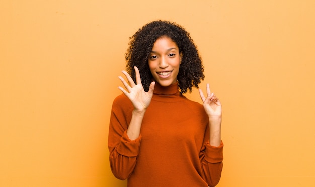 giovane donna afro-americana in posa mentre mostra sette dita