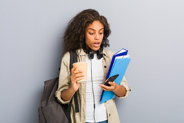 Giovane donna afro-americana pronta per andare a scuola