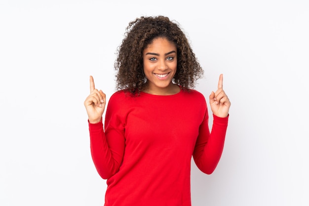 Giovane donna afro-americana sulla parete rivolta verso l'alto una grande idea