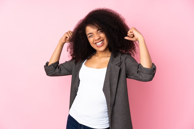 Giovane donna afro-americana