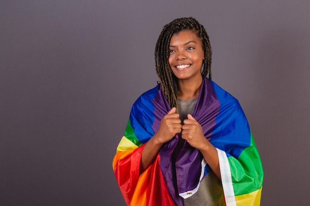 Giovane donna afro brasiliana che indossa LGBT LGBTQ militanza bandiera bisessuale diversità Lesbica