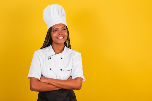 Giovane donna afro brasiliana chef cuoco braccia incrociate sorridente fiducioso ottimista