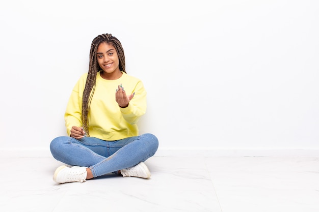 Giovane donna afro che si sente felice, di successo e sicura di sé, affronta una sfida e dice di portarla avanti! o darti il benvenuto