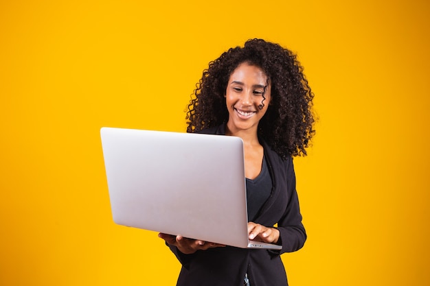 Giovane donna afro che usa il computer portatile