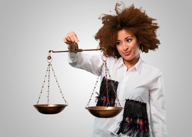 Giovane donna afro, concetto di equilibrio