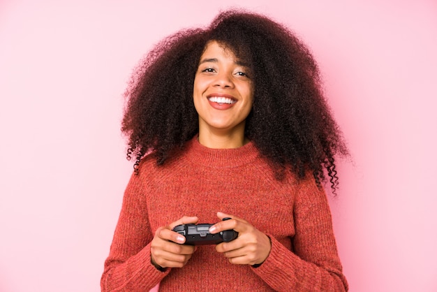 Giovane donna afro in possesso di un comando di gioco