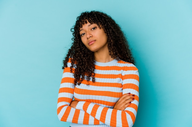 Giovane donna afro isolata che è annoiata, affaticata e ha bisogno di una giornata di relax