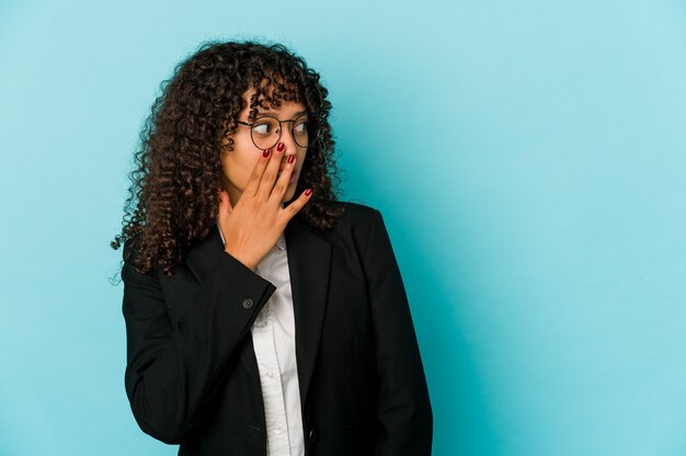 Giovane donna afro isolata scioccata a causa di qualcosa che ha visto