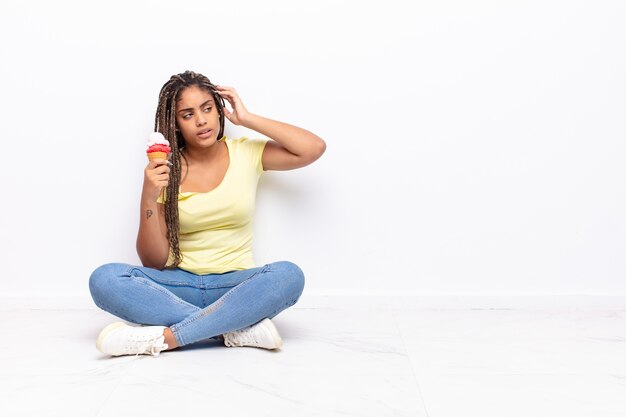 Giovane donna afro sentirsi perplessa e confusa