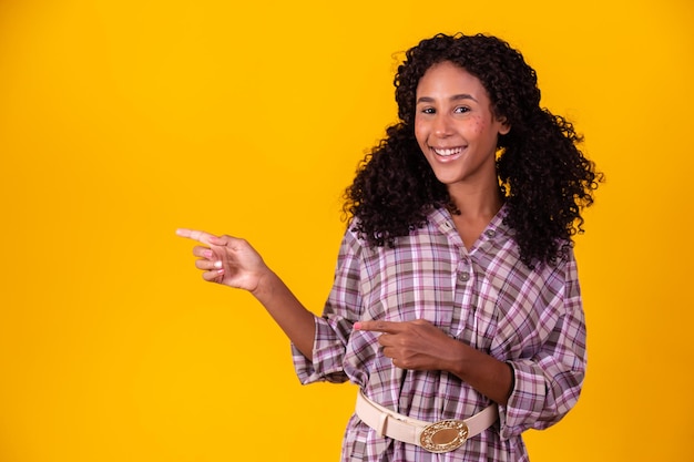 Giovane donna afro vestita per la festa di junina Donna afro vestita in abito da festa di giugno