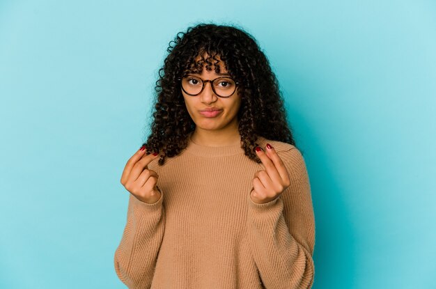 Giovane donna afroamericana afro isolata che mostra che non ha soldi.