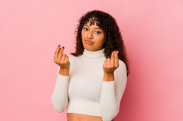 Giovane donna afroamericana afro isolata che mostra che non ha soldi.