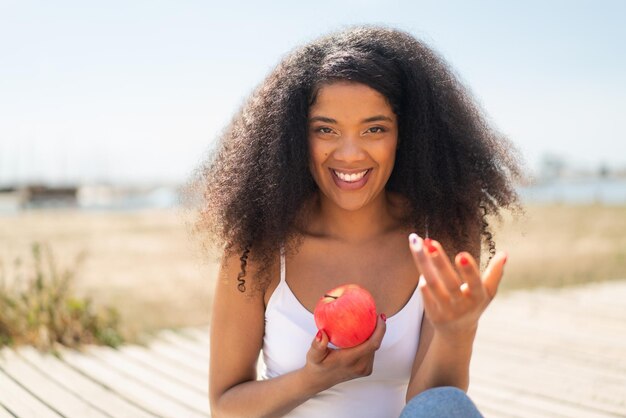 Giovane donna afroamericana all'aperto