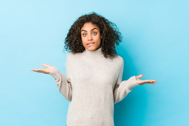 Giovane donna afroamericana capelli ricci