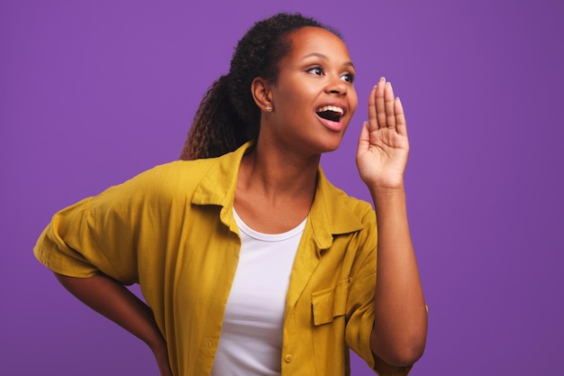 Giovane donna afroamericana che grida per annunciare buoni sconti per lo shopping