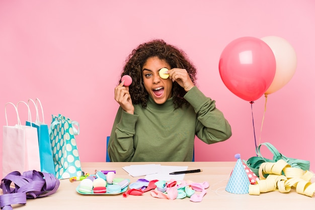 Giovane donna afroamericana che progetta un compleanno