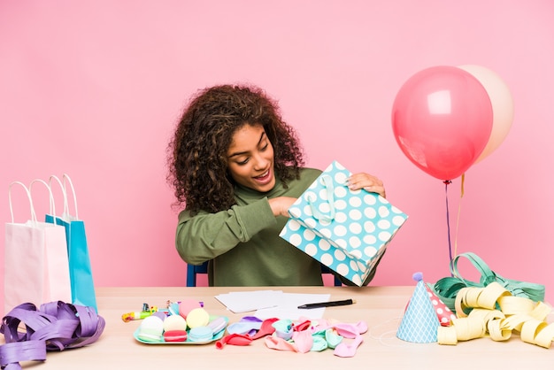 Giovane donna afroamericana che progetta un compleanno