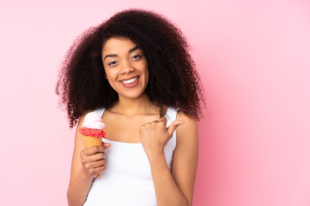 Giovane donna afroamericana che tiene un gelato alla cornetta