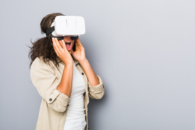 Giovane donna afroamericana che usando i vetri di una realtà virtuale