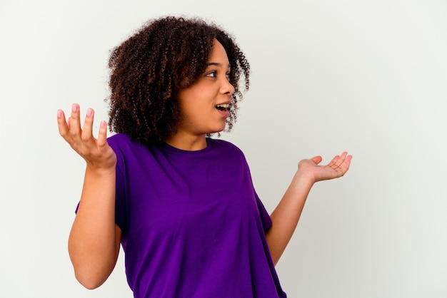 Giovane donna afroamericana di razza mista isolata gioiosa che ride molto. Concetto di felicità.