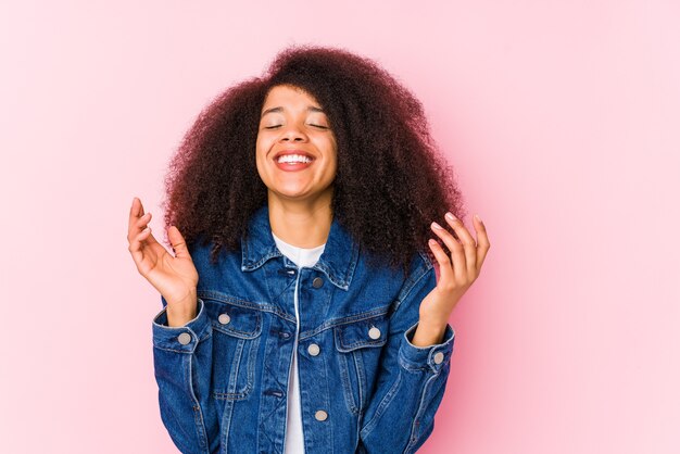 Giovane donna afroamericana gioiosa che ride molto. Concetto di felicità.