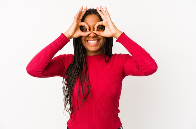 Giovane donna afroamericana isolata che mostra segno giusto sopra gli occhi