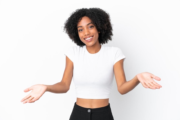 Giovane donna afroamericana isolata su sfondo bianco felice e sorridente