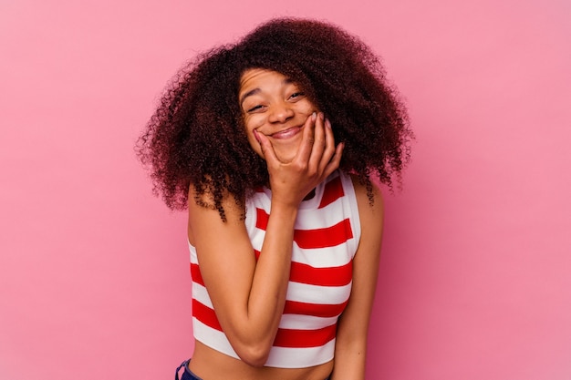 Giovane donna afroamericana isolata sul dubbio rosa tra due opzioni.