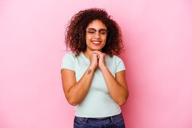 Giovane donna afroamericana isolata