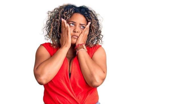 Giovane donna afroamericana plus size che indossa uno stile casual con le mani stanche della camicia senza maniche che coprono la depressione del viso e la tristezza sconvolta e irritata per il problema