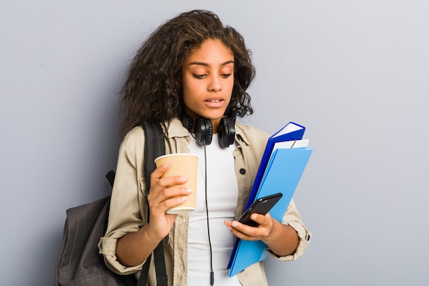 Giovane donna afroamericana pronta per andare a scuola