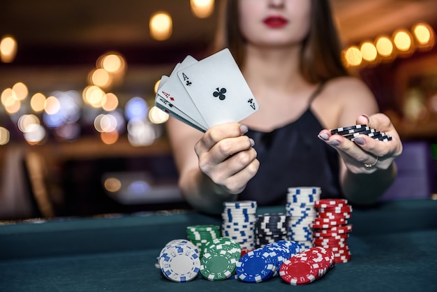 Giovane donna al casinò con quattro assi