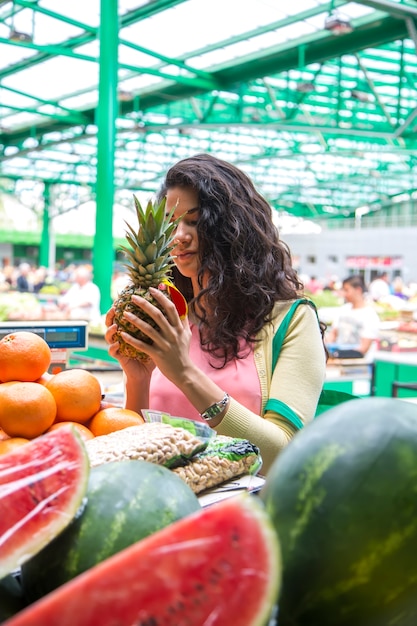 Giovane donna al mercato