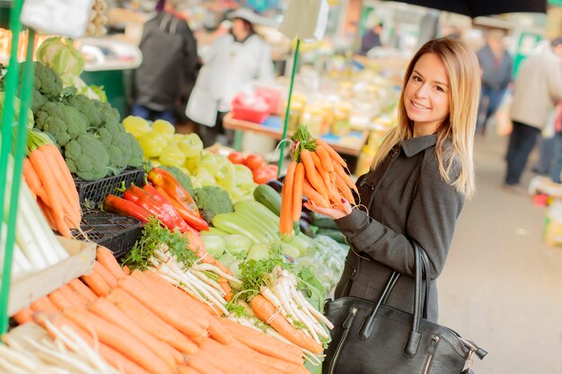 Giovane donna al mercato