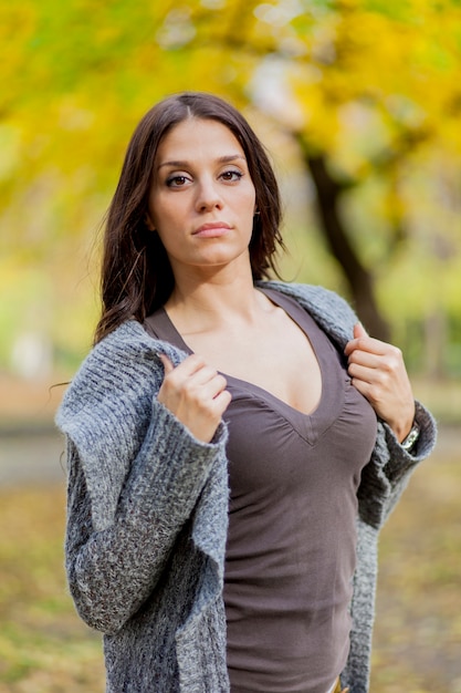 Giovane donna al parco d&#39;autunno