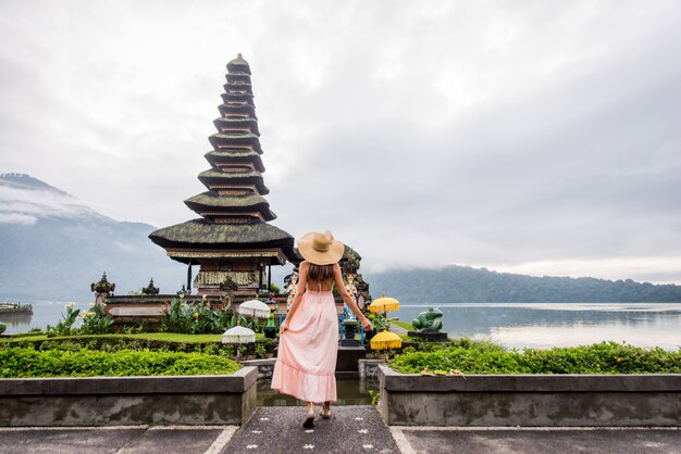 Giovane donna al Pura Ulun Danu Bratan, Bali