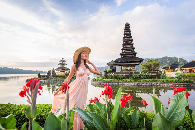 Giovane donna al Pura Ulun Danu Bratan, Bali