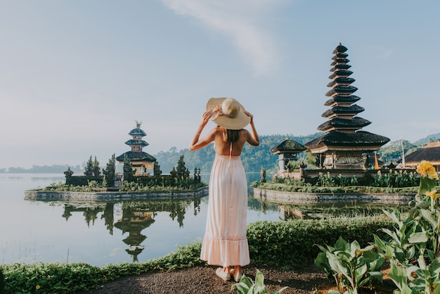 Giovane donna al Pura Ulun Danu Bratan, Bali