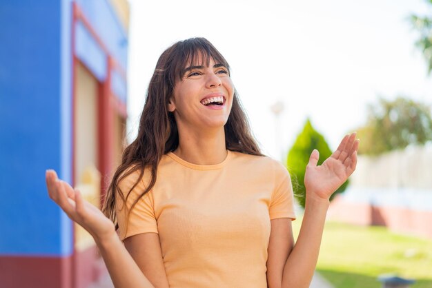 Giovane donna all'aperto che sorride molto