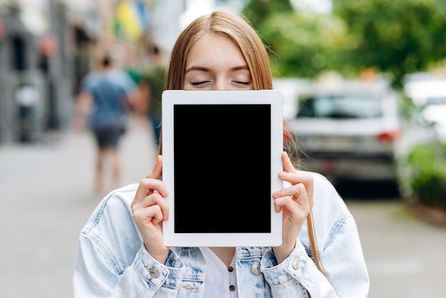 giovane donna all'aperto utilizzando tablet