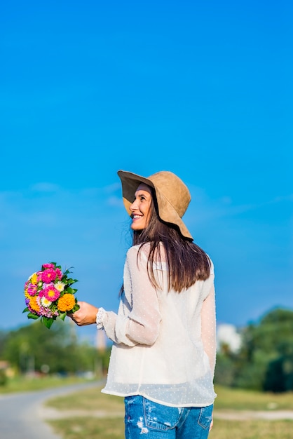 Giovane donna all'aperto