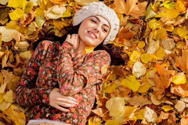 Giovane donna alla foresta di autunno