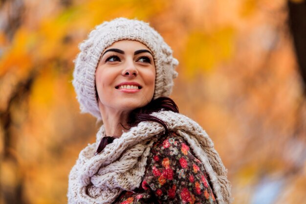 Giovane donna alla foresta di autunno