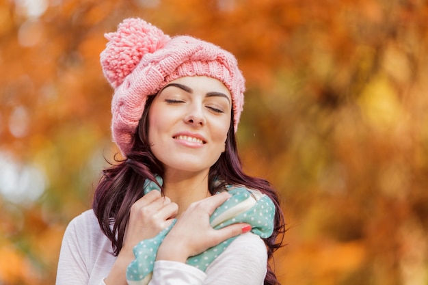 Giovane donna alla foresta di autunno