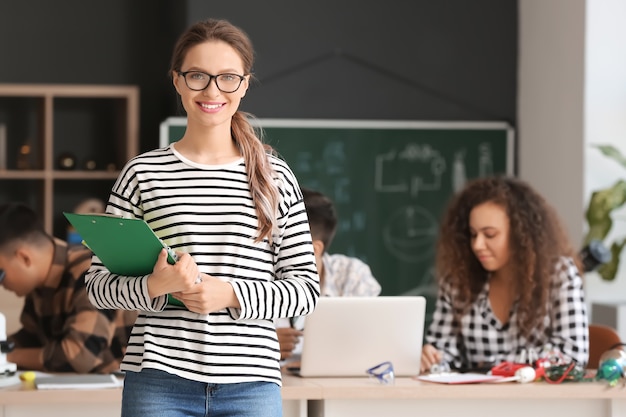 Giovane donna alla lezione di fisica in aula