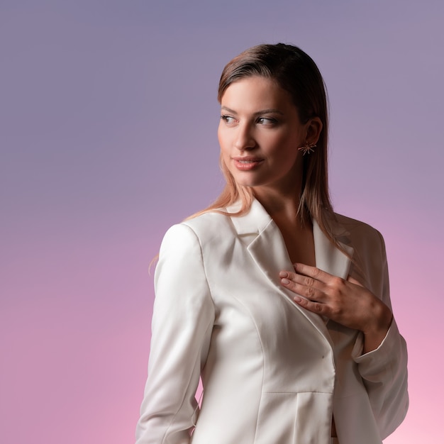 Giovane donna alla moda alla moda in un vestito bianco lussuoso