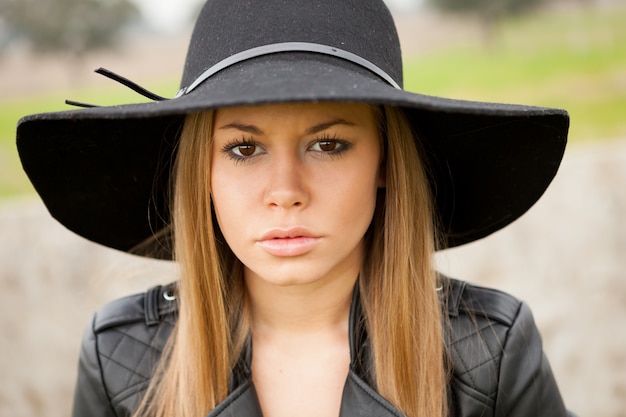 Giovane donna alla moda con bel cappello