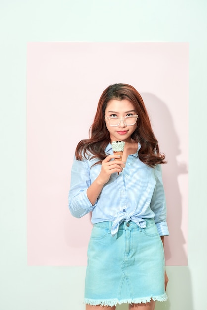 Giovane donna alla moda con gelato isolato